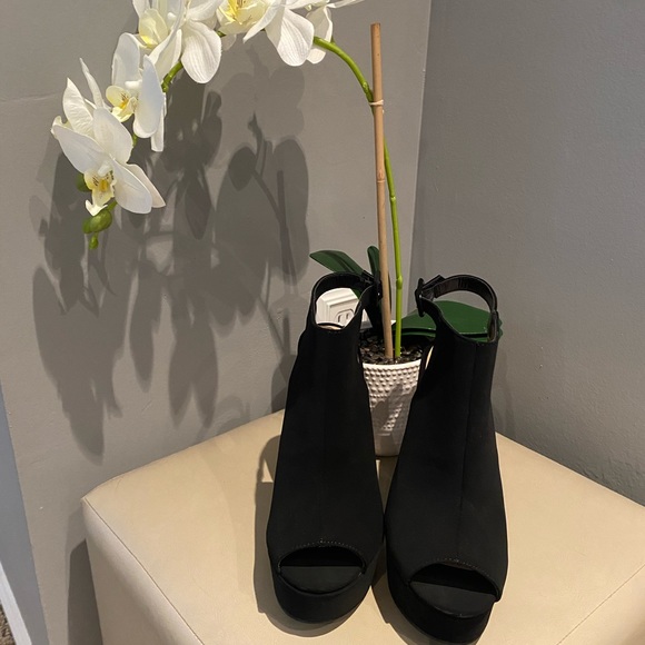 Black Heel Sandal - Picture 4 of 9